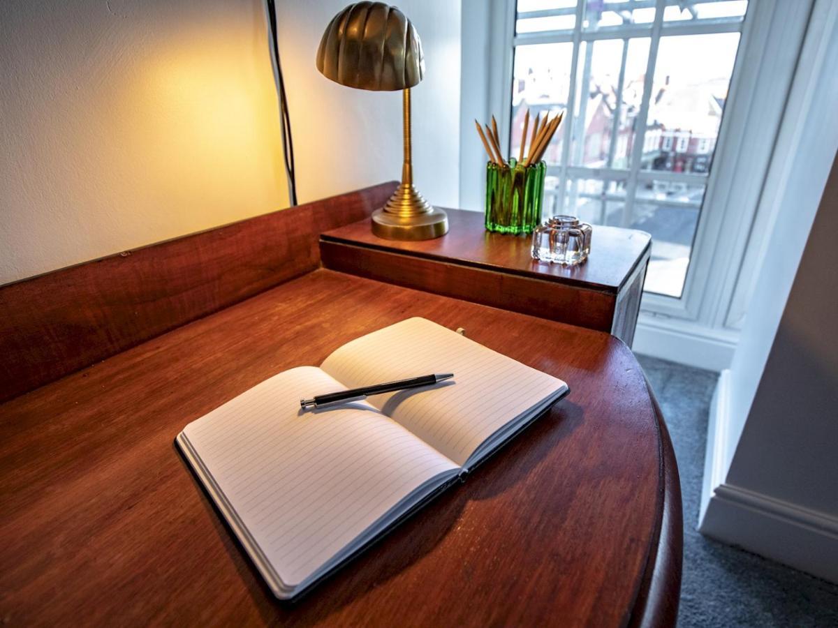 Pass The Keys Art Deco Inspired Apartment With Roof Top Views Shrewsbury Bagian luar foto